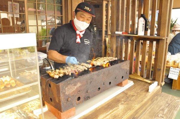 焼き鳥を目の前で焼いてくれている様子の写真