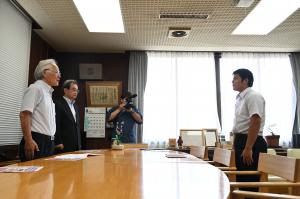 町長へ全国大会出場の報告をする二瓶君