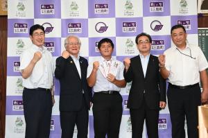 ガッツポーズをする関係者