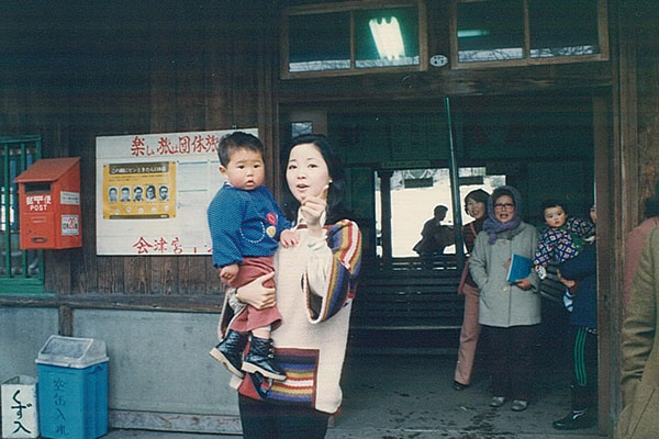 子供を抱っこしたテレサ・テン