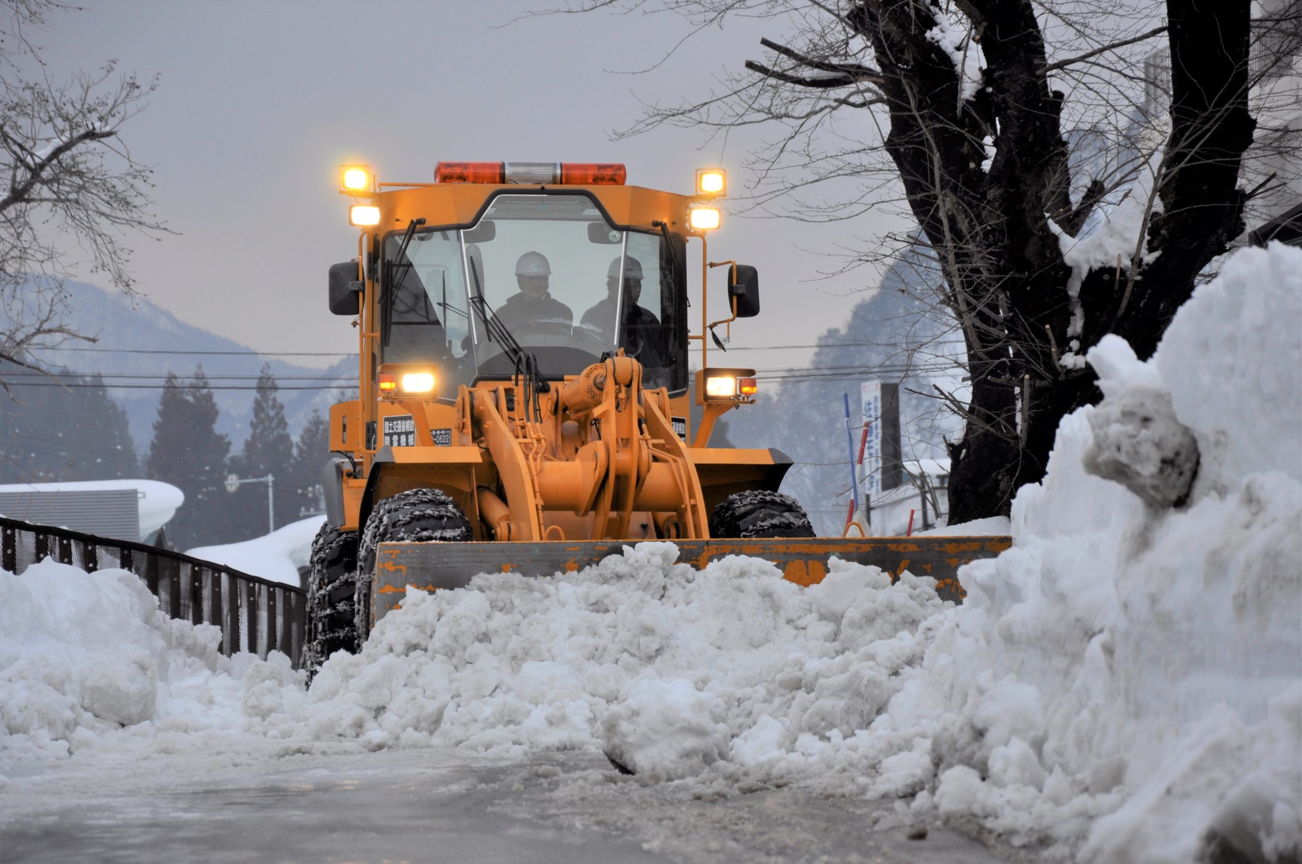 除雪車で作業している様子