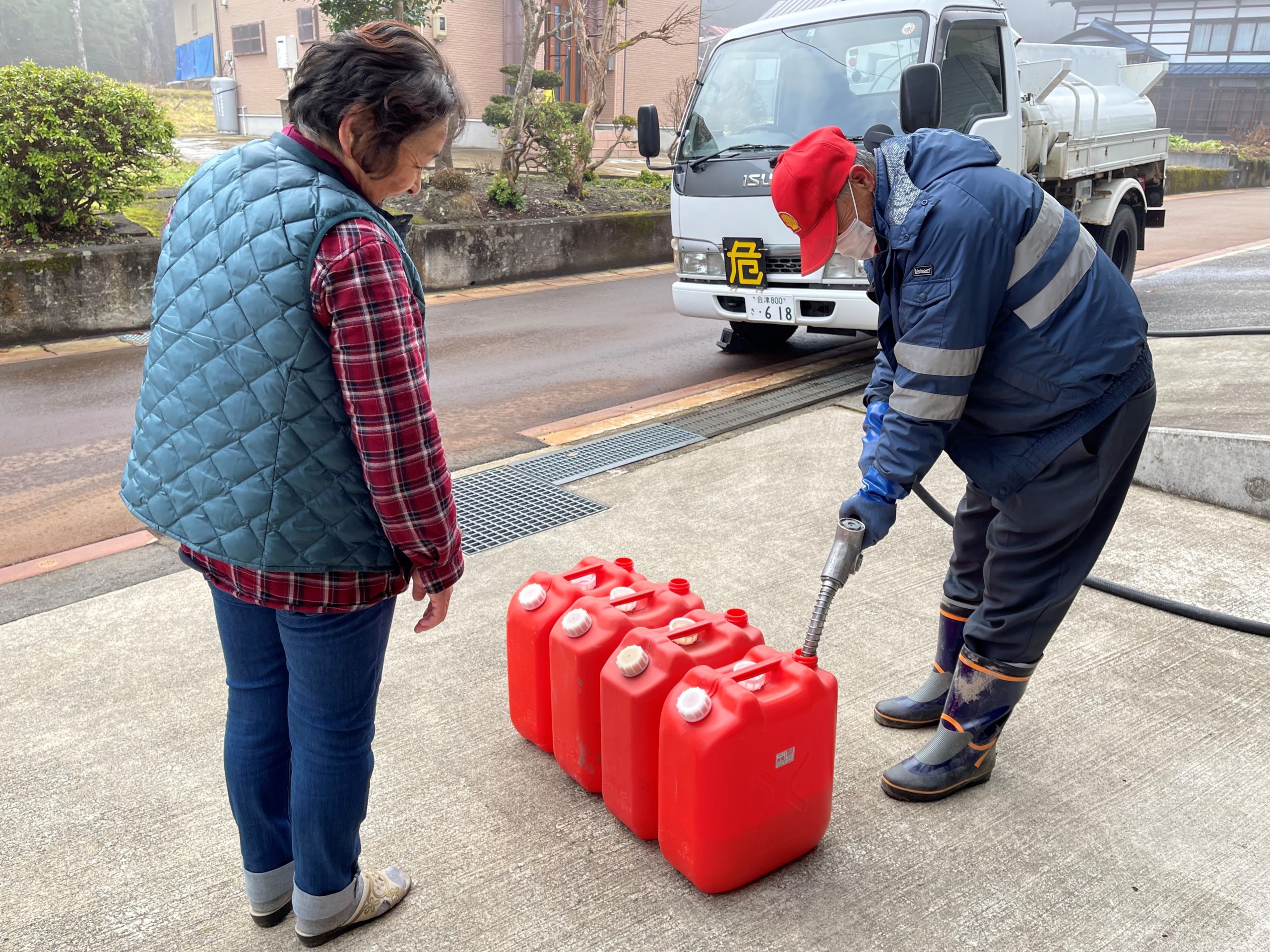 町民方に灯油を供給している様子