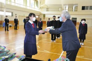 町長より代表して贈呈を受ける二瓶さんの様子