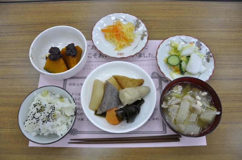 「さつまいもご飯、豚汁、煮物、そうめんかぼちゃの酢の物、かぼちゃのいとこ煮、かぶの漬物」の写真