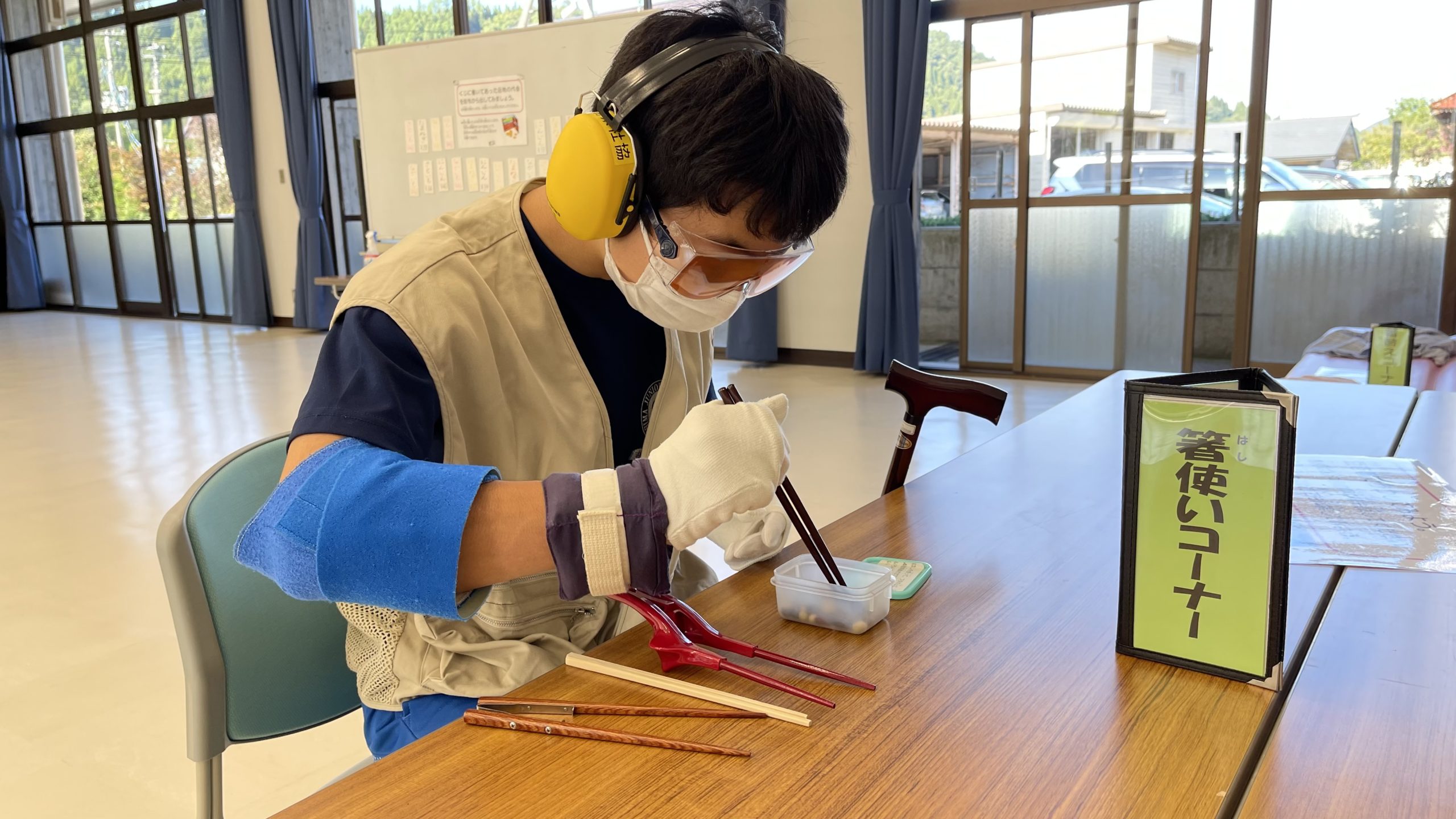 高齢者疑似体験の様子1