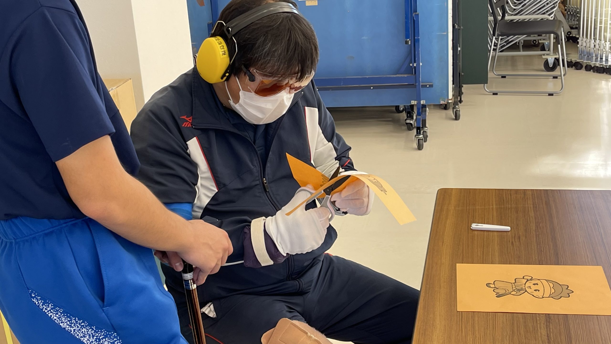 高齢者疑似体験の様子3