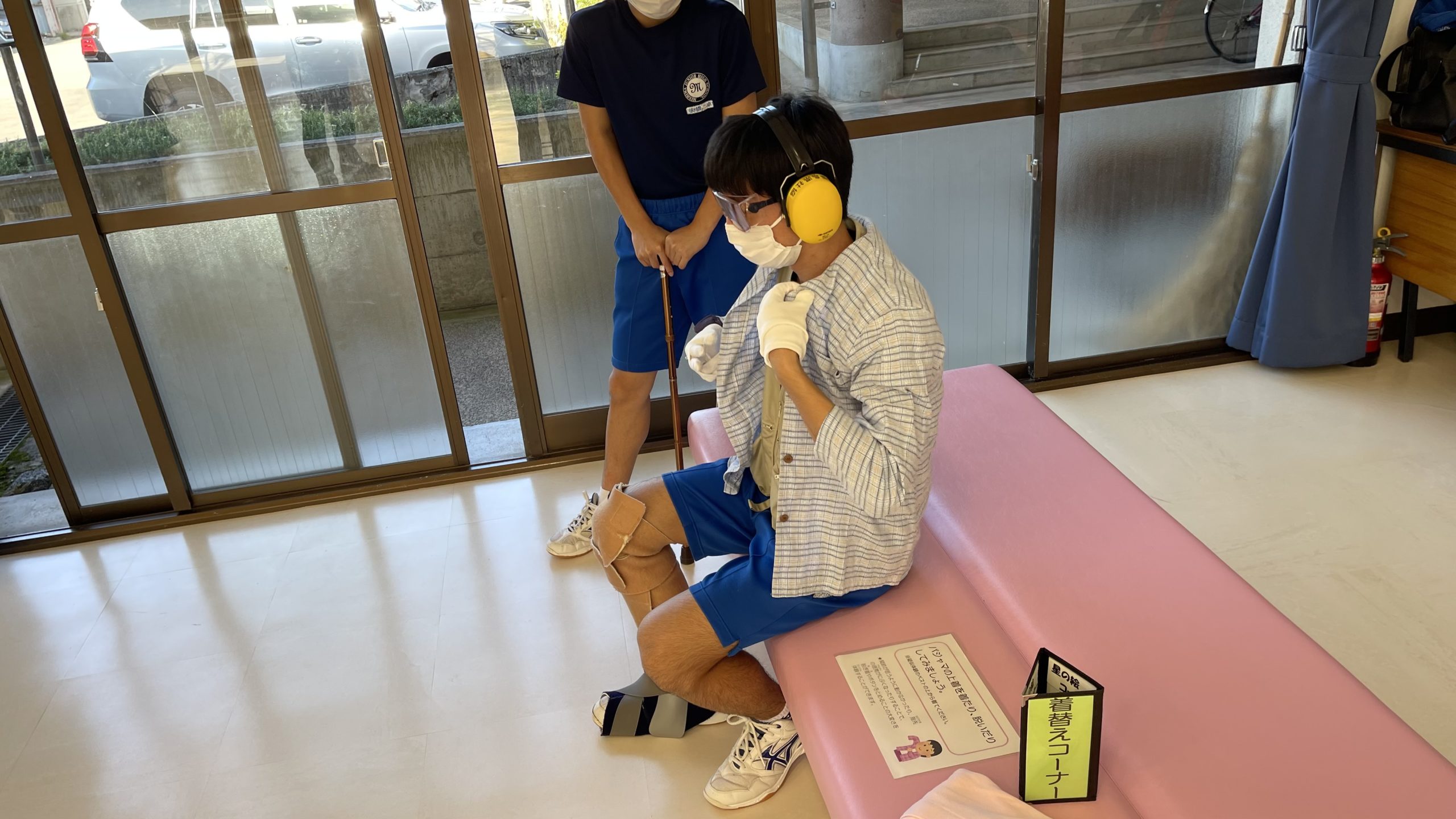 高齢者疑似体験の様子4