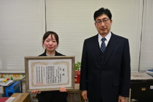 表彰状を持っての記念撮影の様子