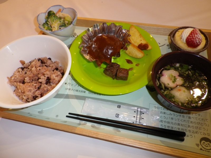 「赤飯、お吸い物、デミグラスハンバーグ、サイコロステーキ、フライドポテト、ブロッコリーサラダ、デザート」の写真