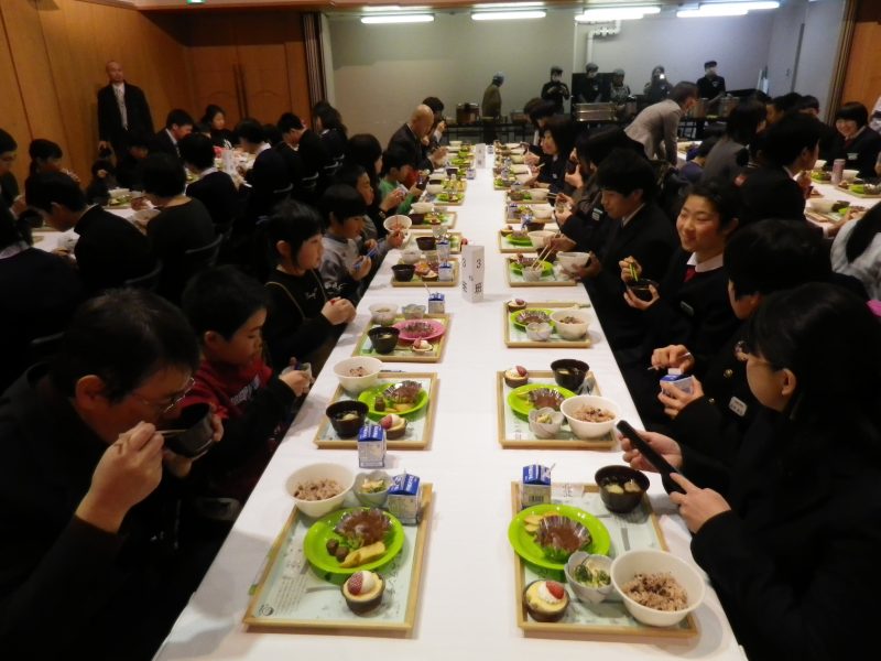 小学校、中学校合同の会食の様子1