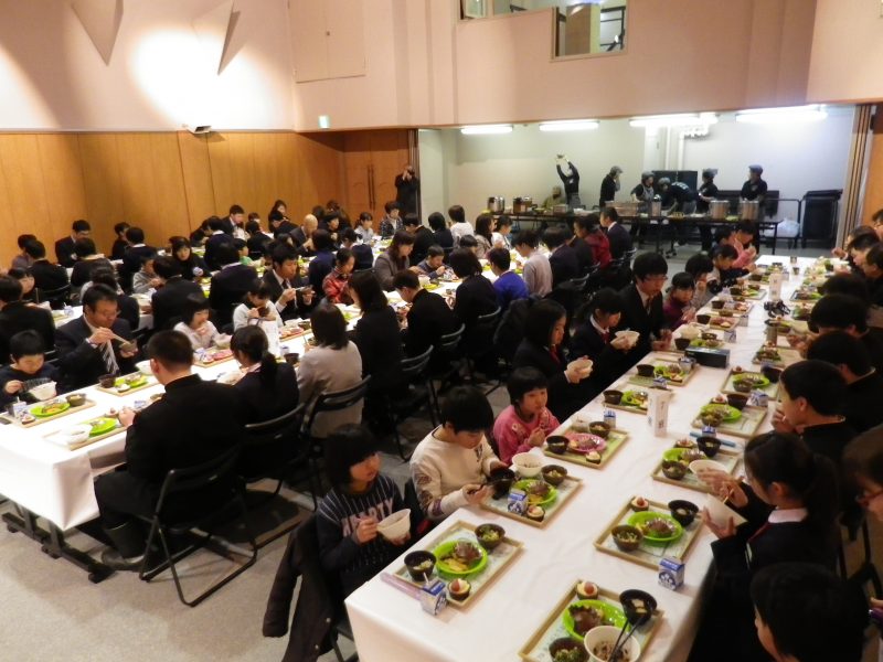 小学校、中学校合同の会食の様子2