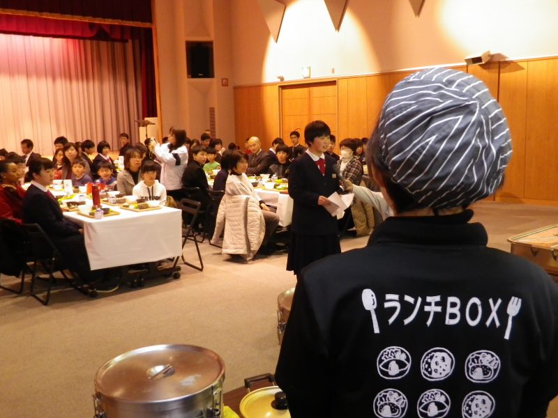 小学校、中学校合同の会食の様子5