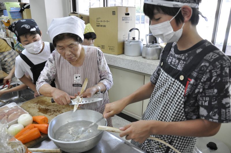 郷土料理を一緒に作っている様子1