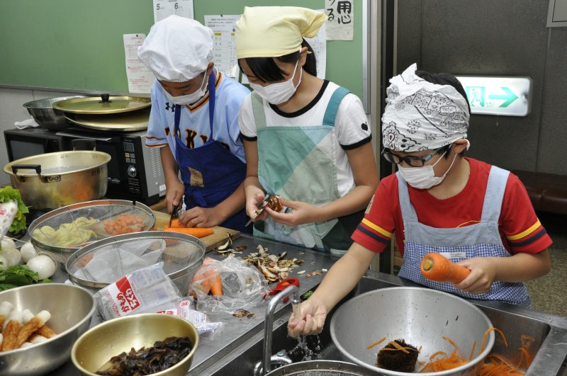 郷土料理を一緒に作っている様子2