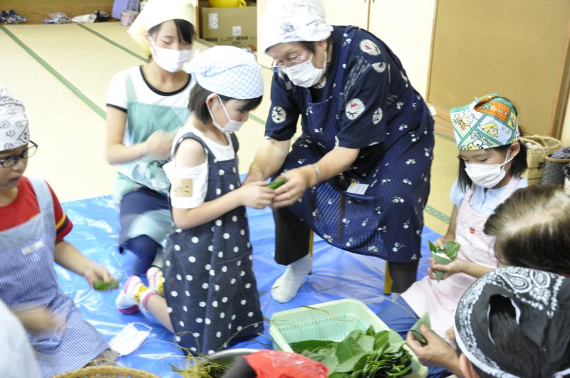 郷土料理を一緒に作っている様子3