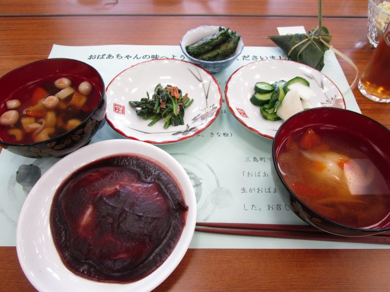 完成した「あんこ餅とつゆ餅、ほうれん草のじゅうねん和え、しそ味噌巻き、こづゆ、かぶときゅうりの漬物、笹の葉三角巻き」の写真