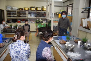 こけ玉教室の様子1