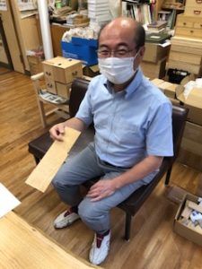 生徒代表2名が校長先生とともに会社を訪問した様子2