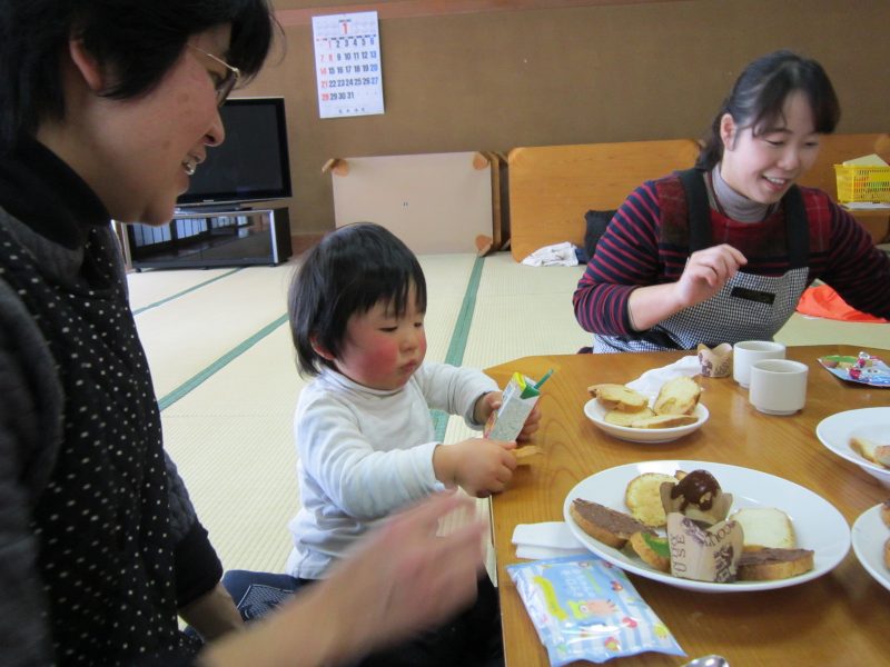 お菓子を食べている様子2