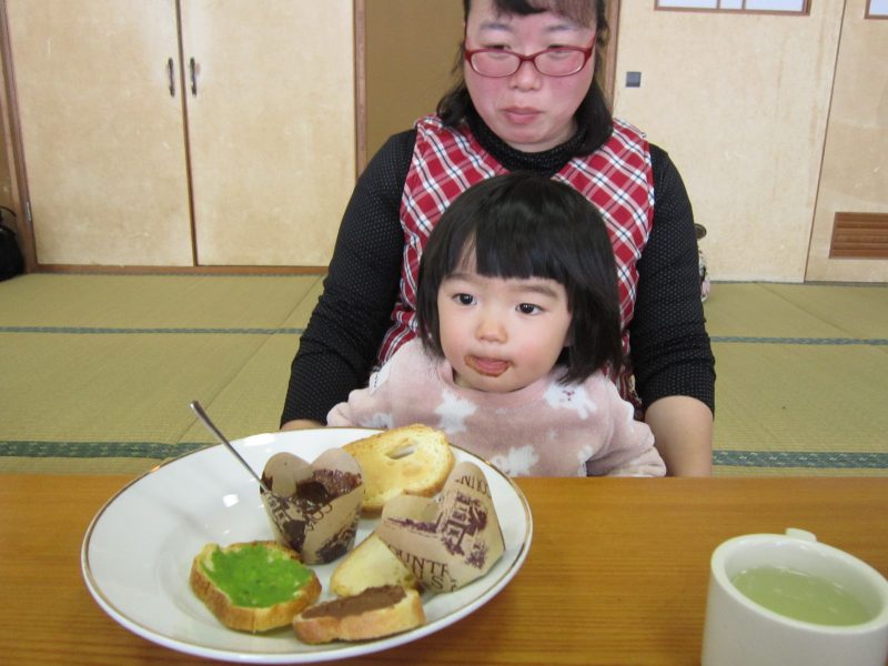 お菓子を食べている様子3