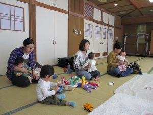 ベビーマッサージの様子1