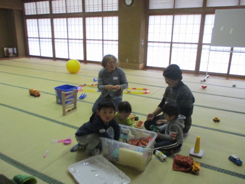 子どもたちが遊んでいる様子