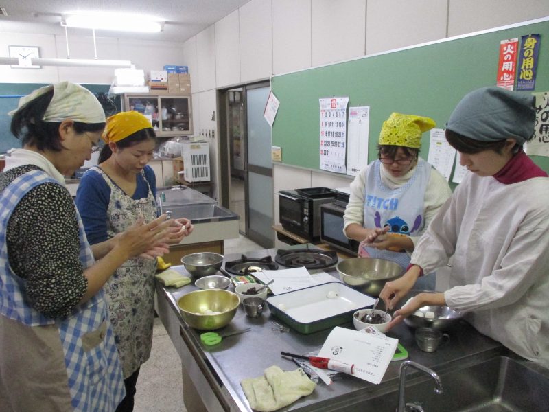 ごまあん入り白玉だんごつくりの様子1