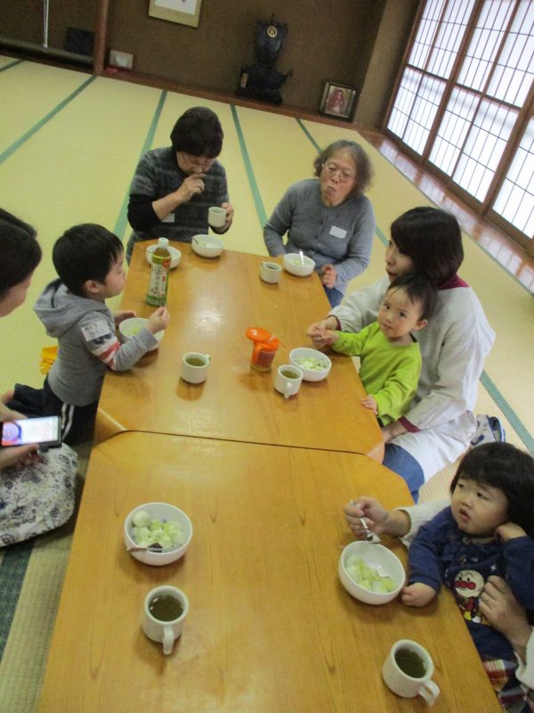 ごまあん入り白玉だんごを食べている様子1