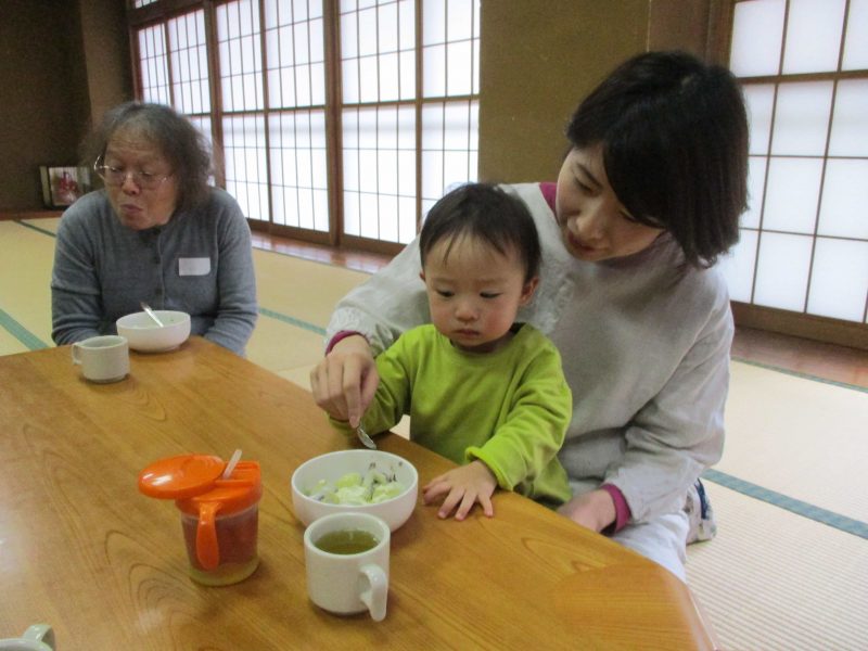 ごまあん入り白玉だんごを食べている様子2