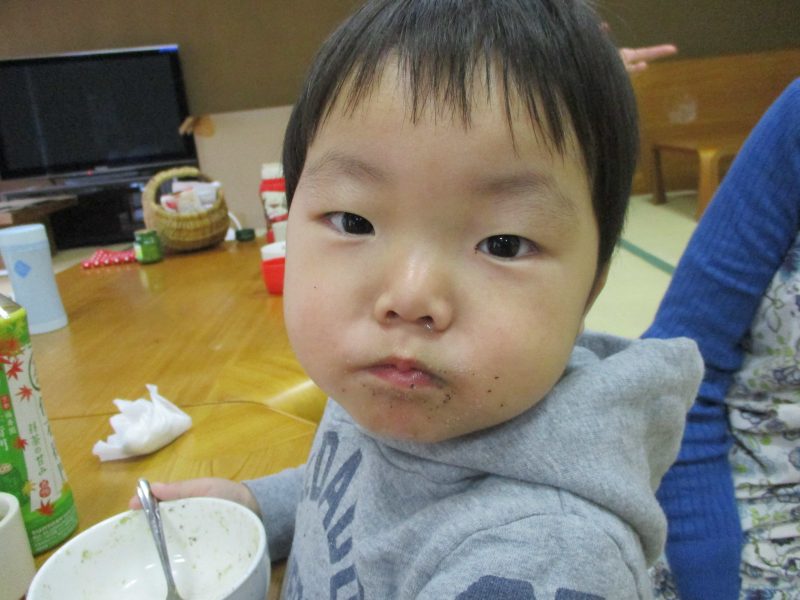 ごまあん入り白玉だんごを食べている様子3