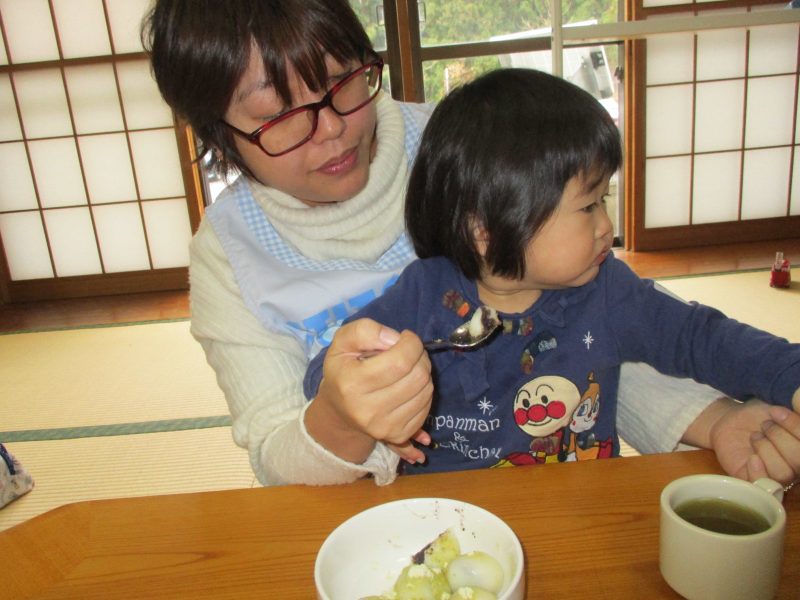 ごまあん入り白玉だんごを食べている様子4