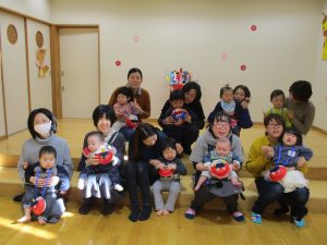 鬼の豆入れを持って集合写真