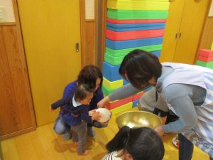鬼に豆を投げる用意をしてる様子1