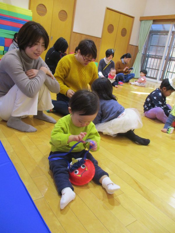 鬼に豆を投げる用意をしてる様子2