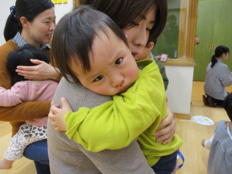 お母さんにだっこされているお子さんの写真