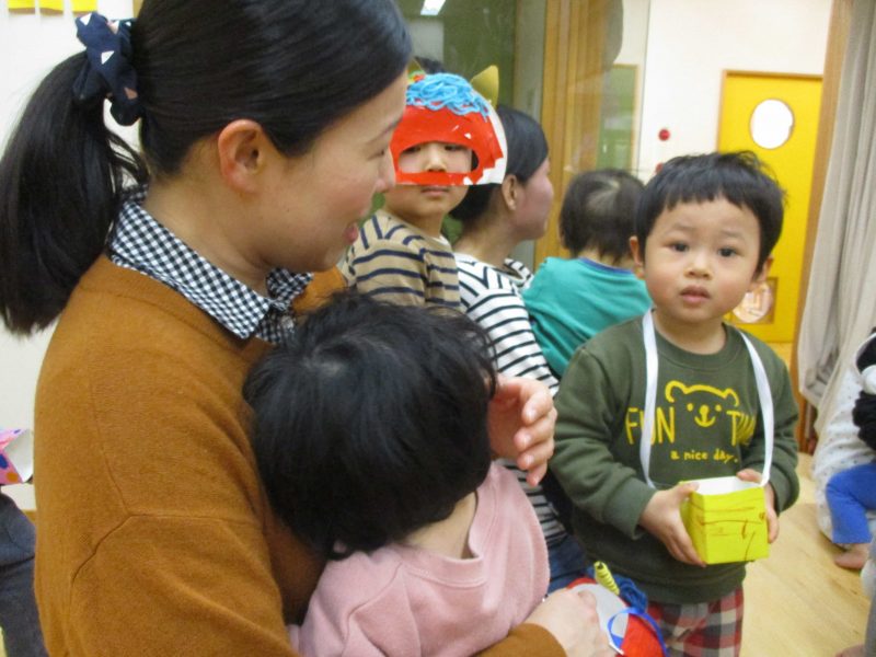 お母さんにだっこされているお子さんの写真2