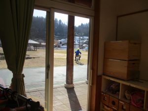 鬼が自転車に乗って逃げる様子