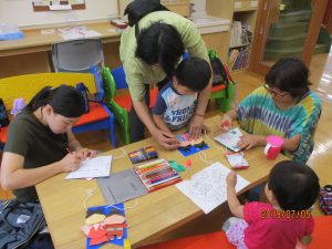 願い事を書いている様子