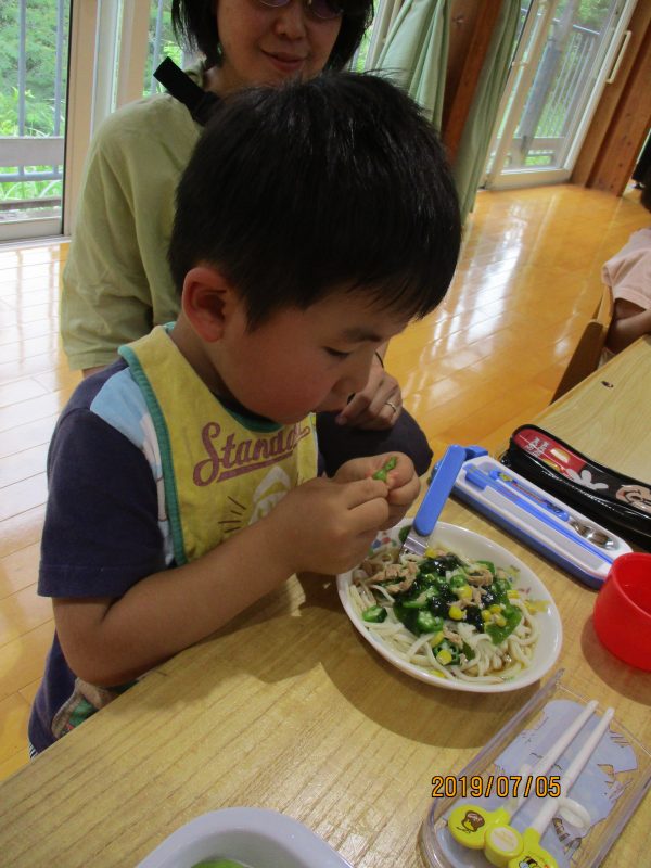 給食を食べている男の子の写真