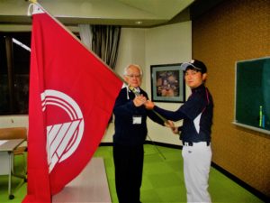 町長より町旗を伝達の様子