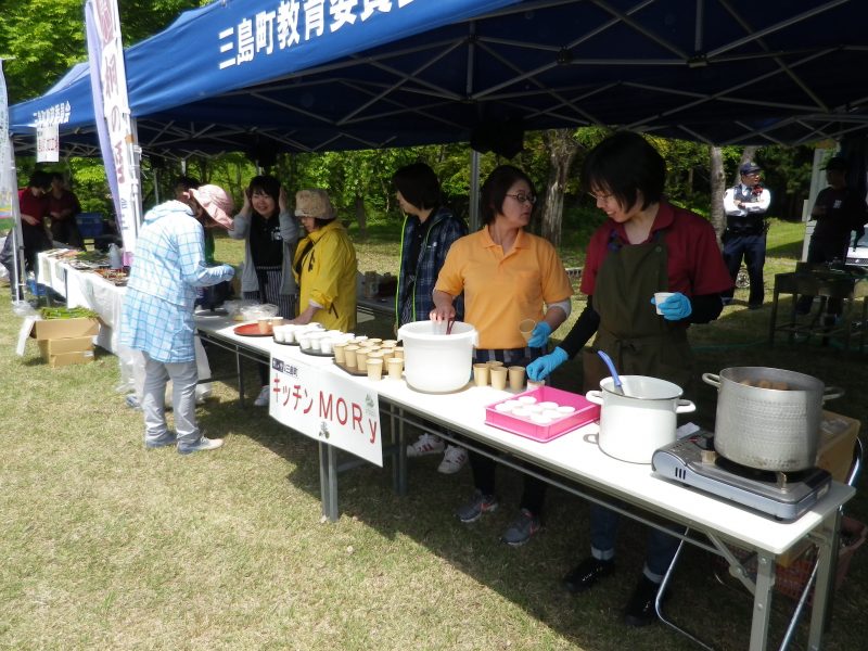 地元のボランティアの団体の方が参加者のみなさんに”おもてなし”4