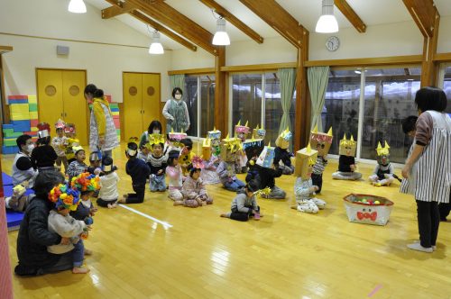 三島保育所での豆まきの様子1