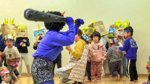 三島保育所での豆まきの様子2