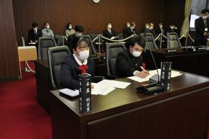 質問内容をメモしている生徒の皆さんの様子