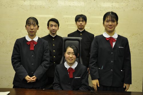 次世代の議会に出席した生徒の皆さんの集合写真