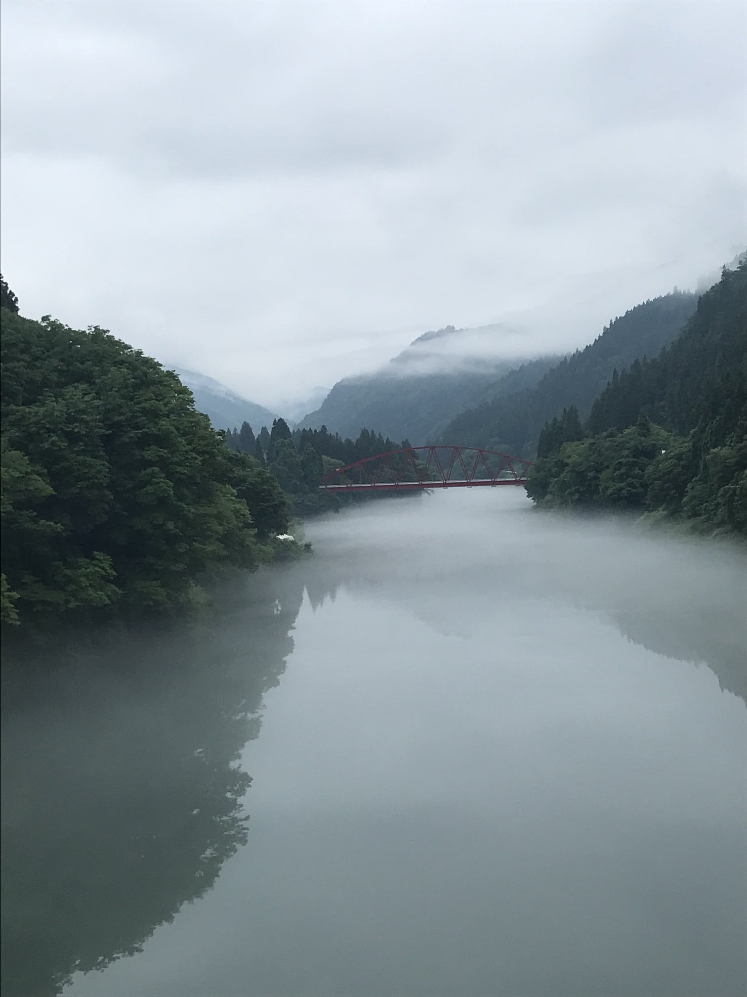 初夏の風景である只見川の「川霧」の写真