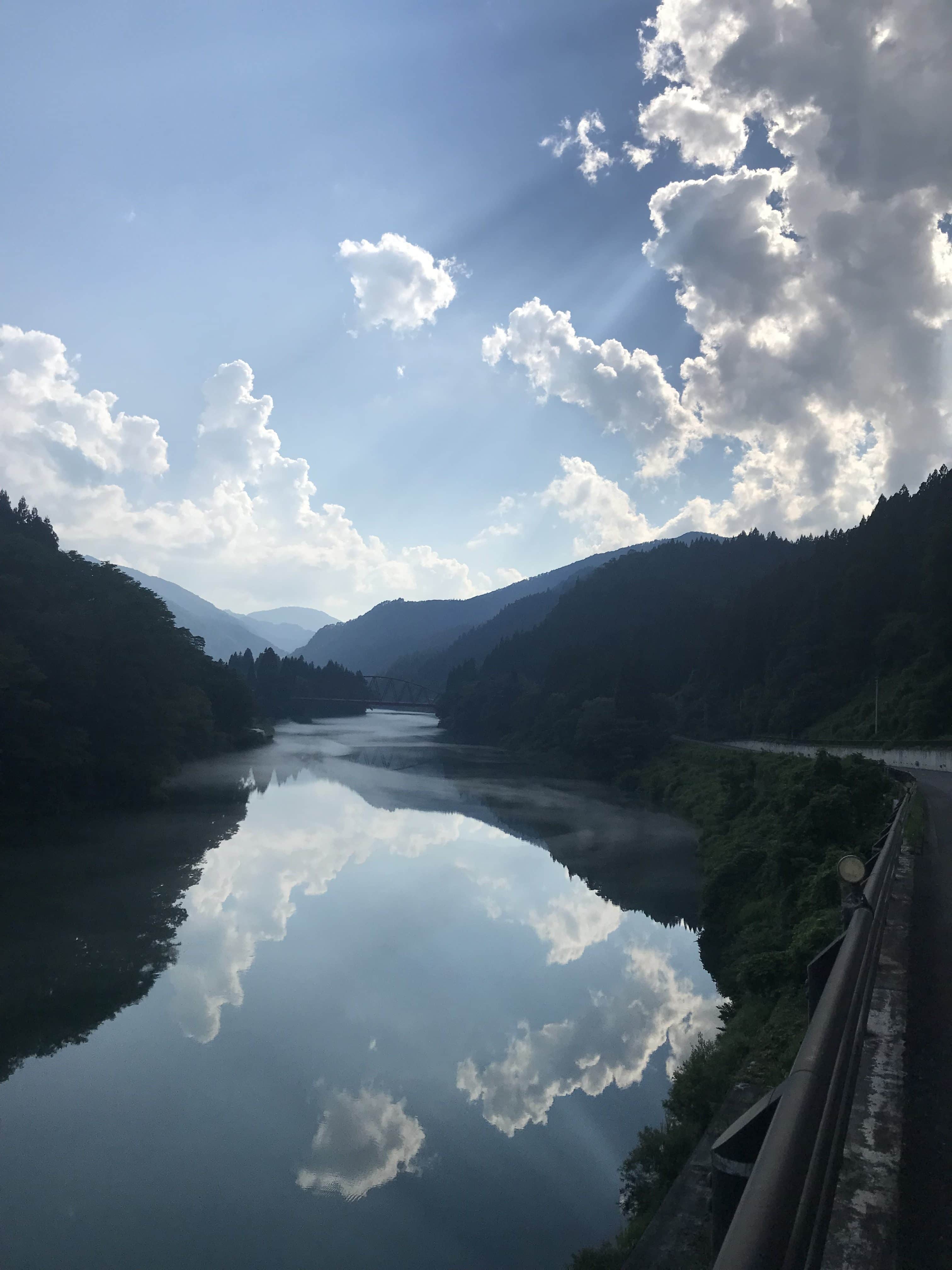 只見川を雲の写真