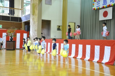 舞台上で踊る子どもたちの写真