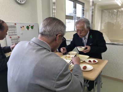 給食を食べている様子