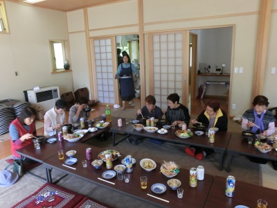 アカデミー生が作った料理を食べている様子1